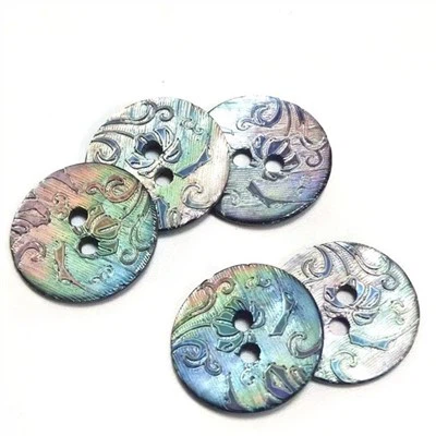 Botones coloridos de concha de agujero de costura